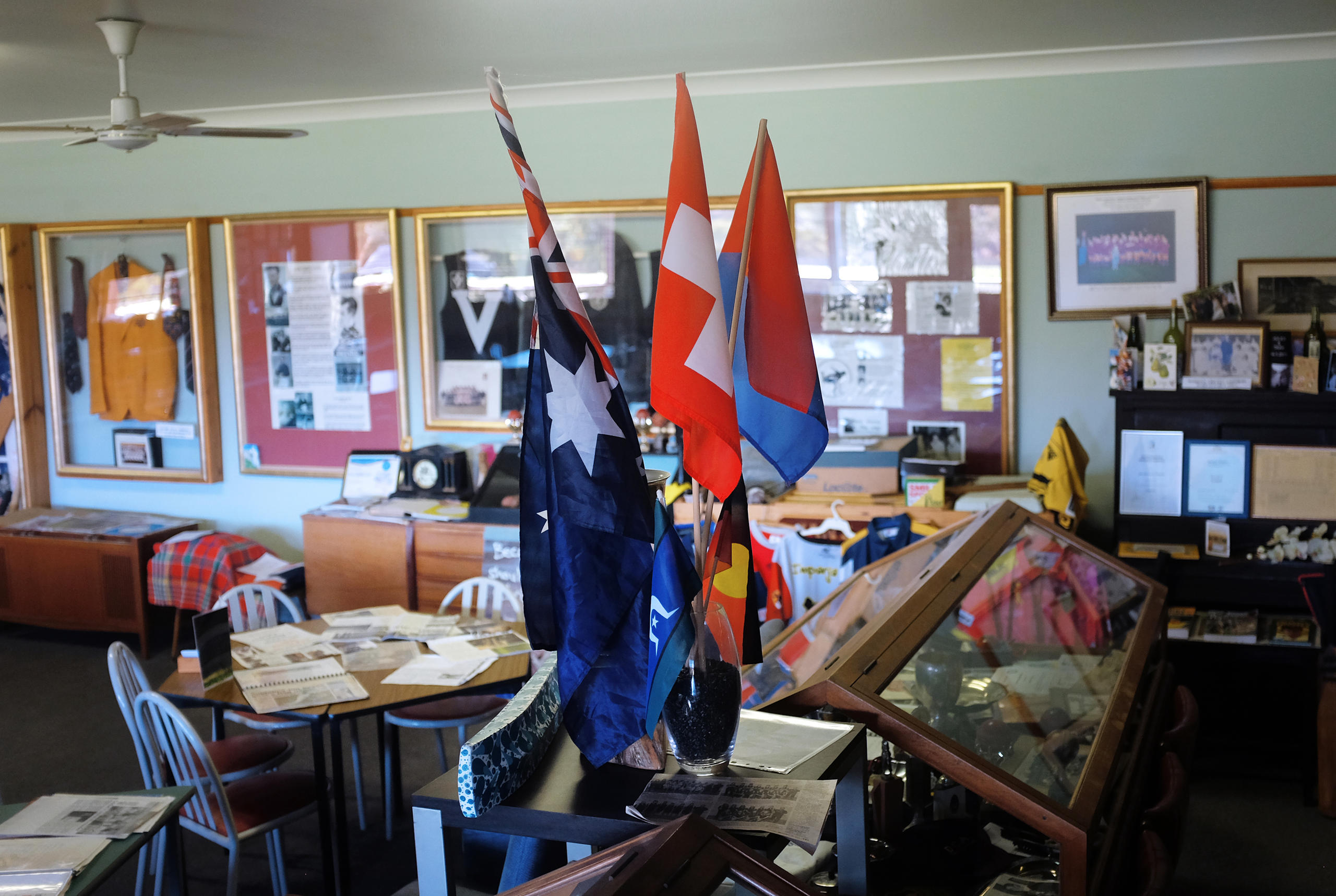 Banderas de Suiza, del Tesino y de Australia en la oficina de los Tinetti.