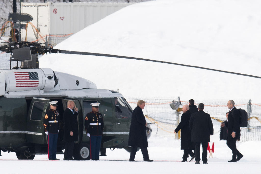 Donald Trump descendo do avião oficial Air Force One no aeroporto de Zurique
