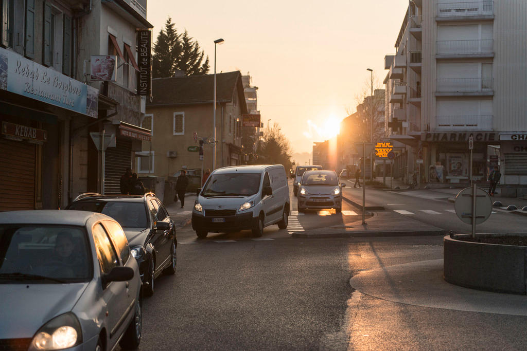 French cross-border commuters queue before the Moillesulaz crossing near Geneva, on March 7, 2014