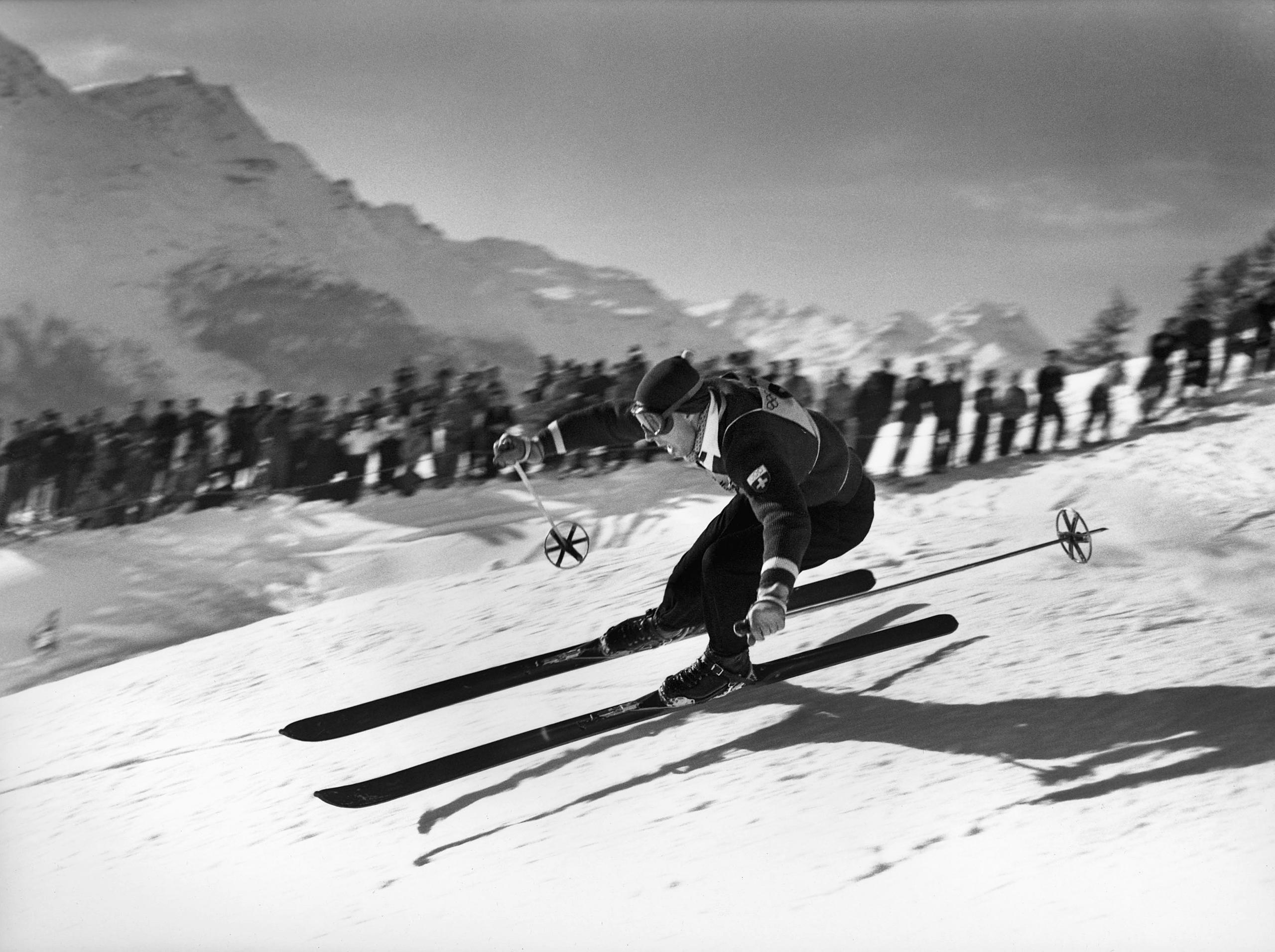 Ein Skirennfahrer saust über die Piste.
