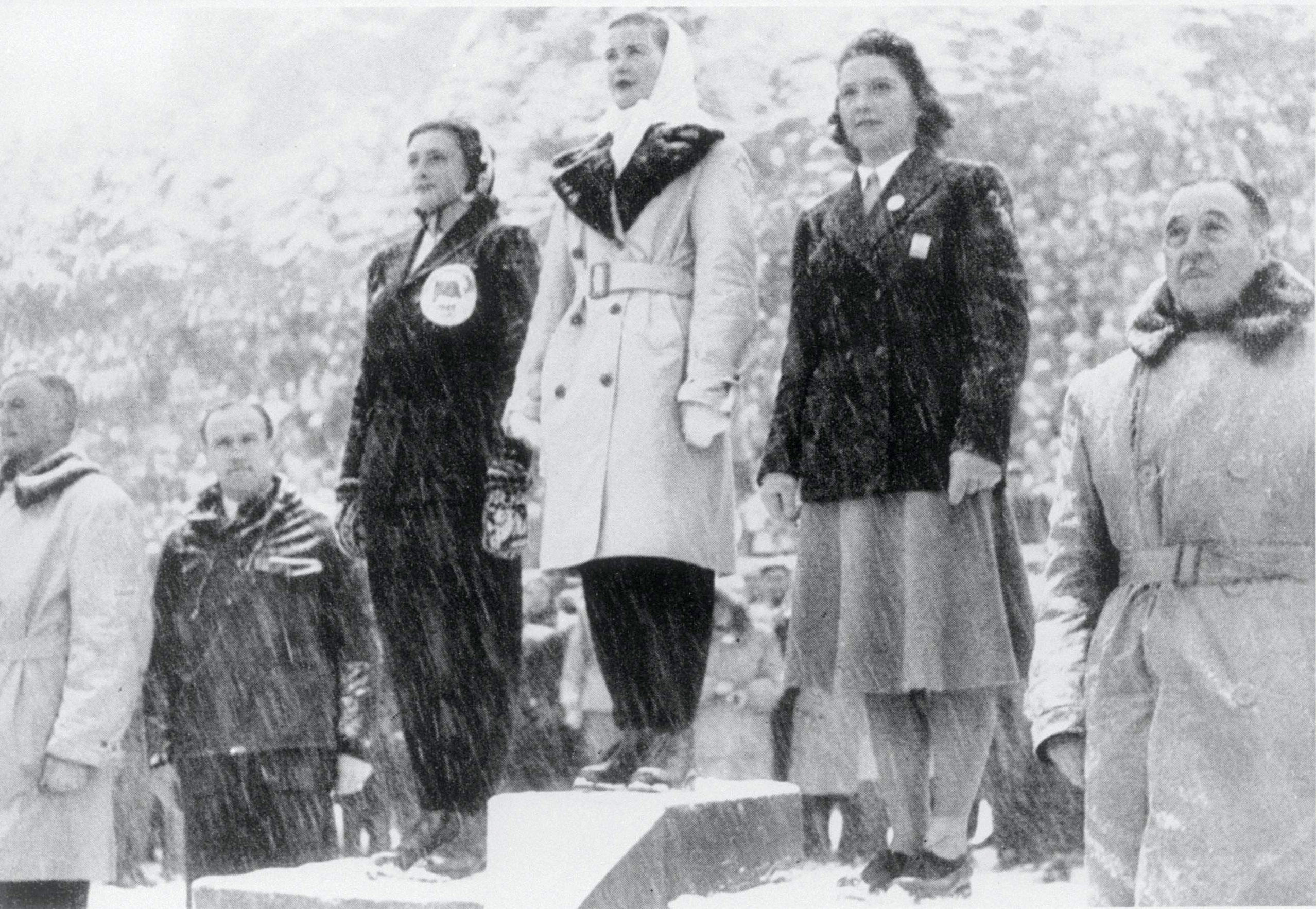 Cerimônia da medalha: Barbara-Ann Scott (Canadá) 1º, Eva Pawlik (Áustria) 2ª e Jeannette Eleanor Altwegg (Grã-Bretanha) 3ª.