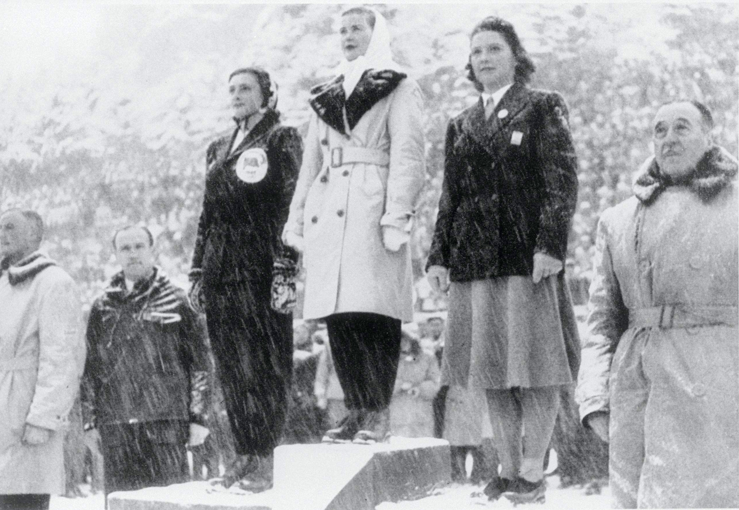 Medal ceremony: Barbara-Ann Scott(CAN) 1st, Eva Pawlik (AUT) 2nd and Jeannette Eleanor Altwegg (GBR) 3rd.