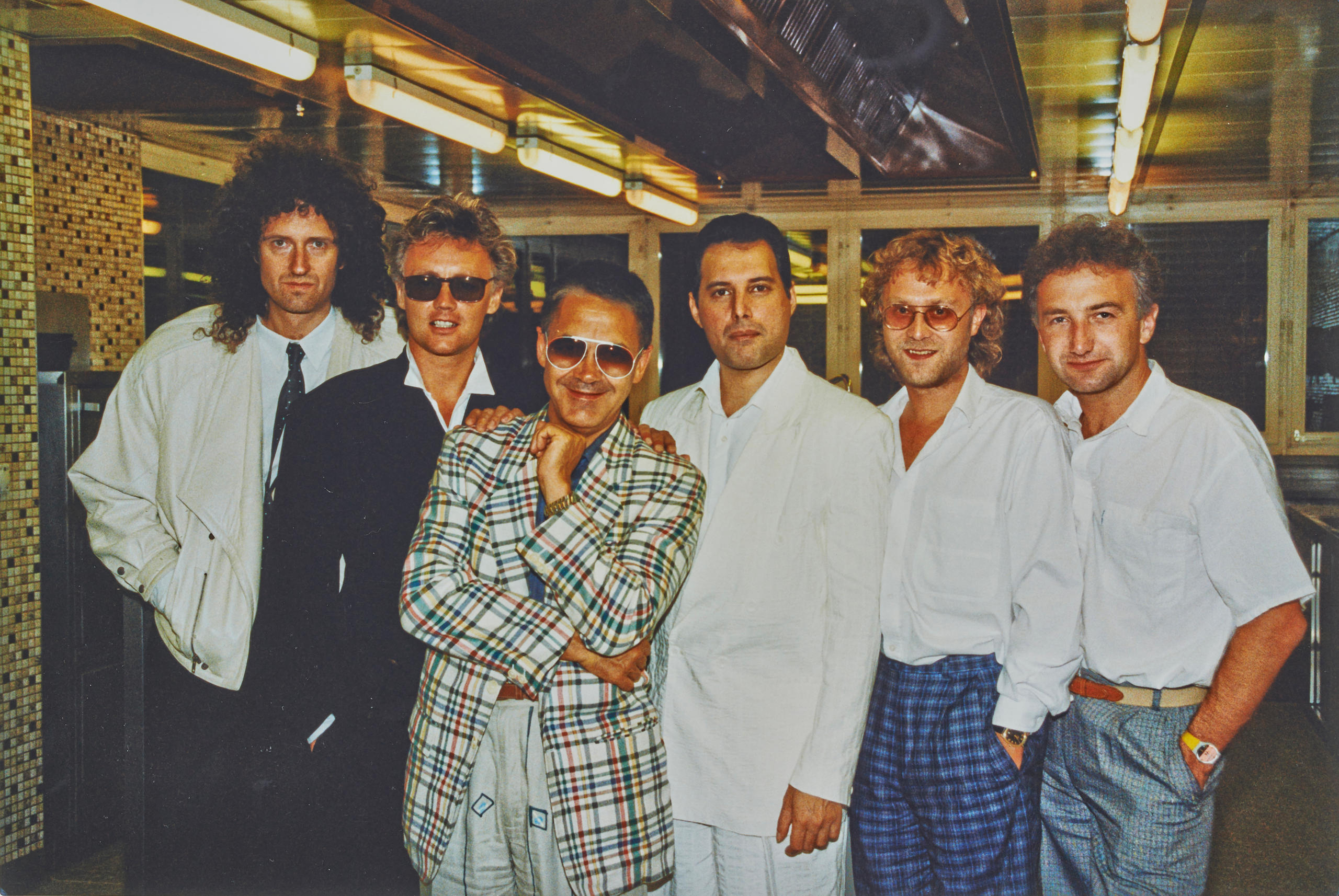 Нобс с музыкантами группы Queen