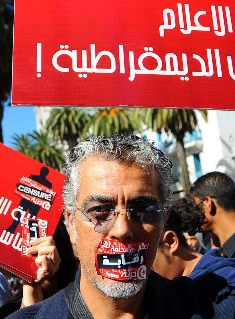 رجل يضع كمامة على فمه احتجاجا على الرقابة