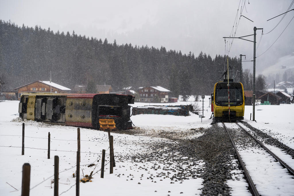 Un immagine del convoglio deragliato a Lenk, con la motrice sdraiata su un fianco a margine dei binari.