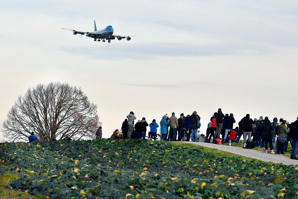 Una schiera di spotter osserva l Air Force One con a bordo Donald Trump che atterra a Zurigo.