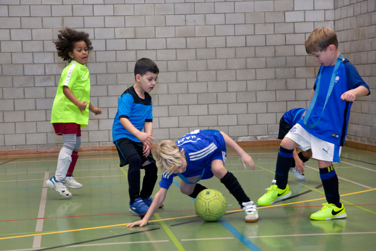 bambini che giocano a pallone inpalestra