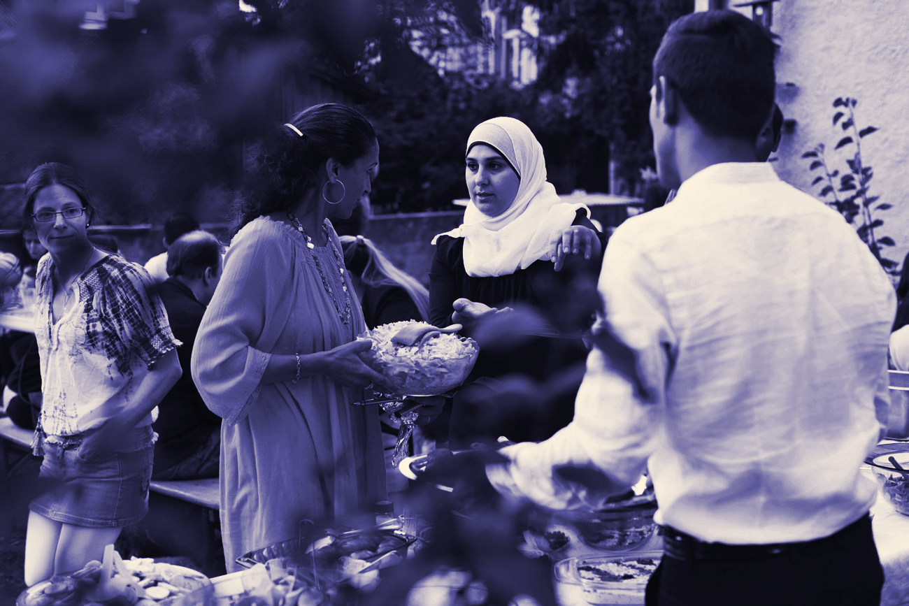 Mujeres extranjeras comparten una comida al aire libre