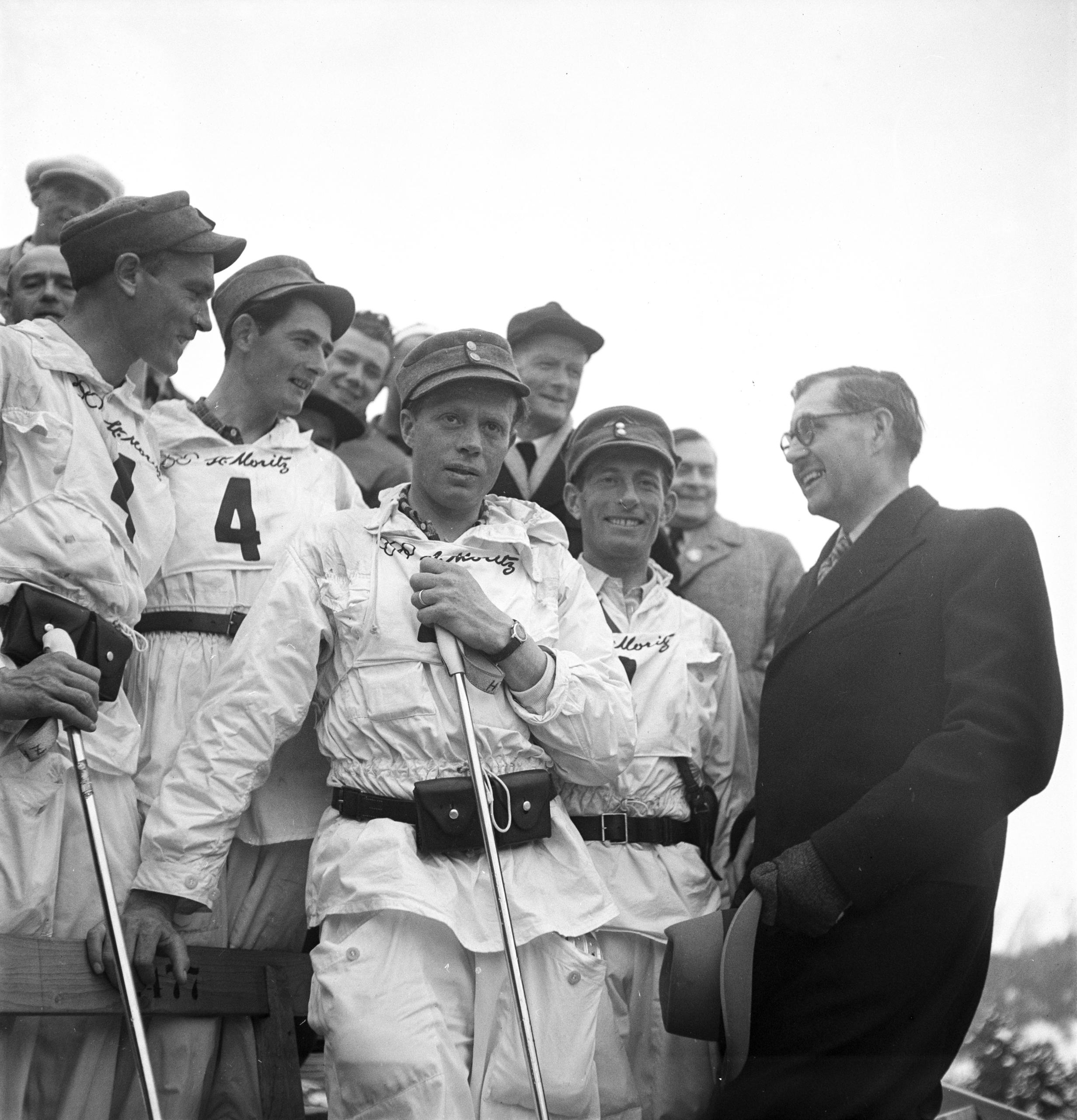 El ministro suizo Karl Kobelt felicita a sus compatriotas ganadores en patrullas militares