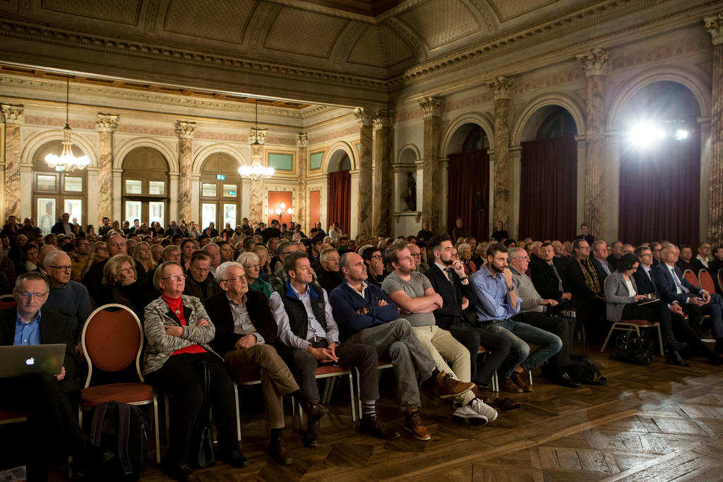 Público sentado particpando de um debate
