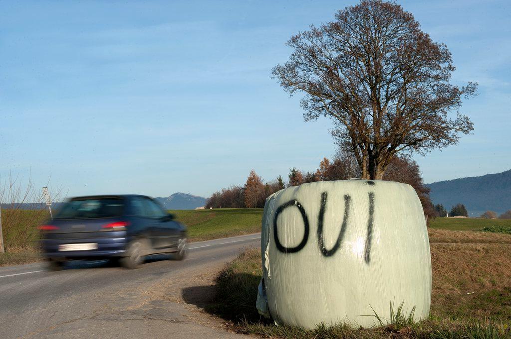 Heuballen mit einem gesprayten Oui