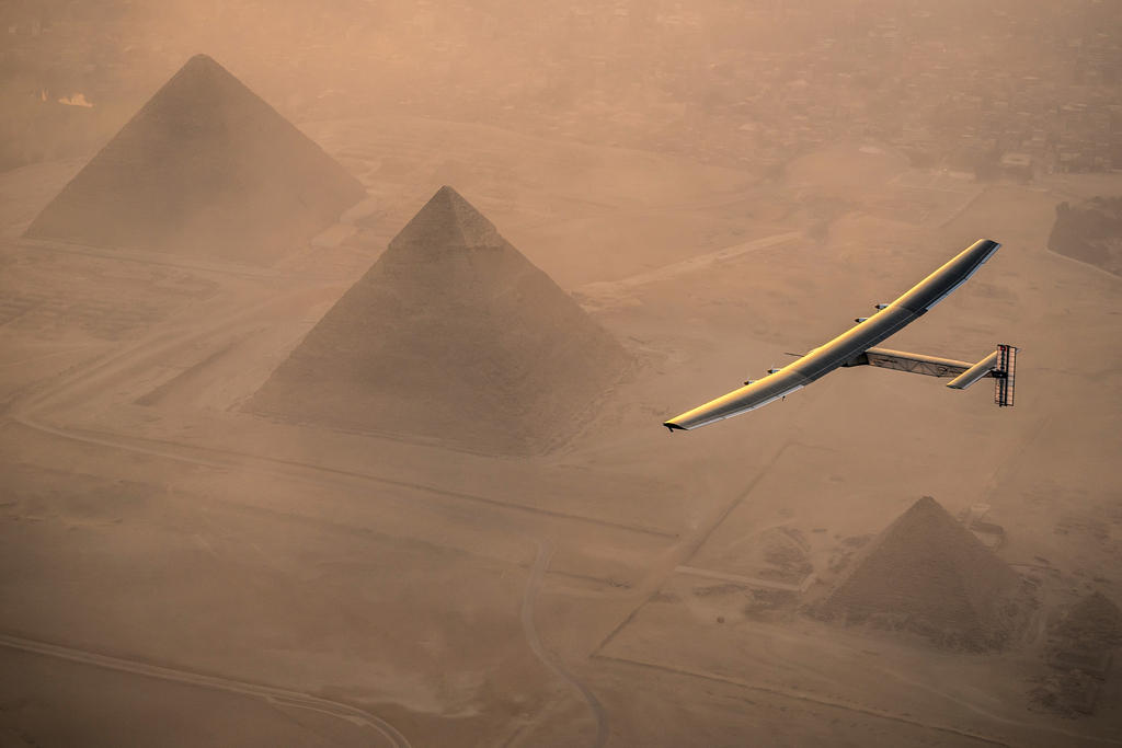 Solar Impulse flies over pyramids