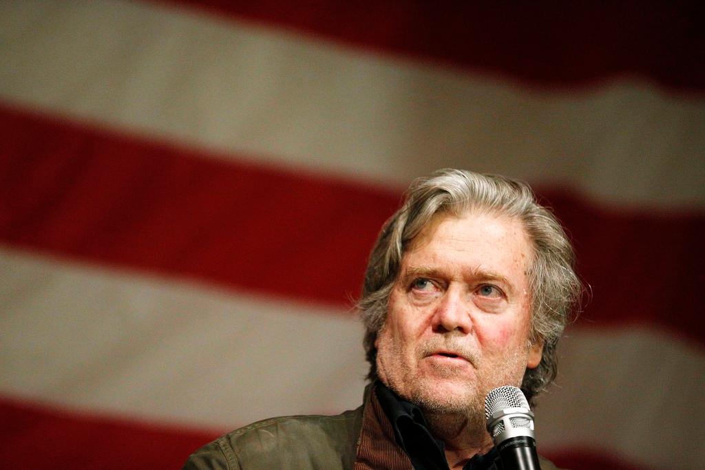 L ex capo stratega di Donald Trump, Steve Bannon, parla in pubblico in un immagine d archivio.