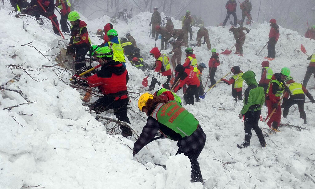 Volontari al lavoro tra la neve di Rigopiano