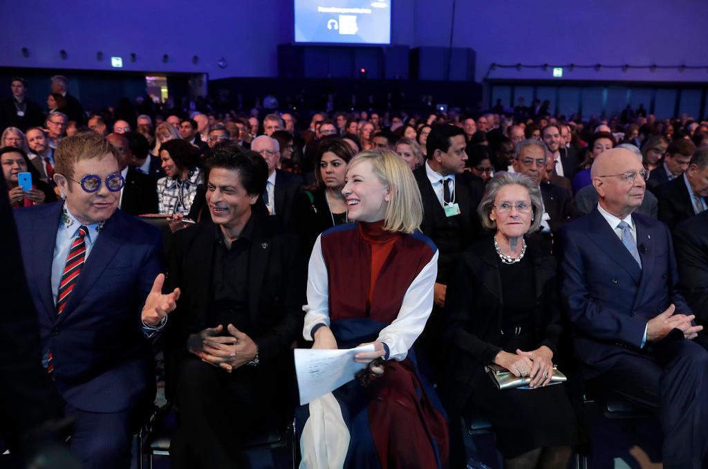 Elton John, Shah Rukh Khan und Cate Blanchett sitzen neben Hilda und Klaus Schwab