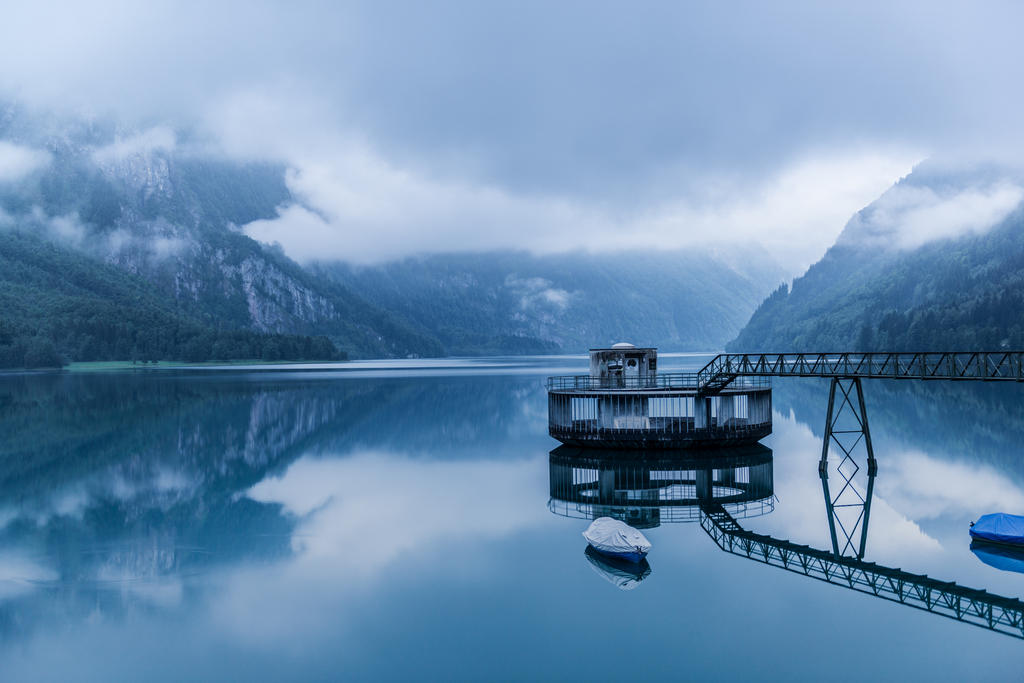 lago di accumulazione tra le montagne