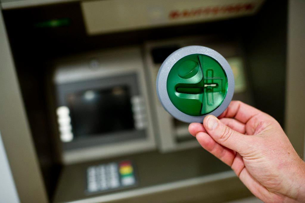 Immagine di un congegno per leggere illecitamente le bande magnetiche delle carte bancarie.