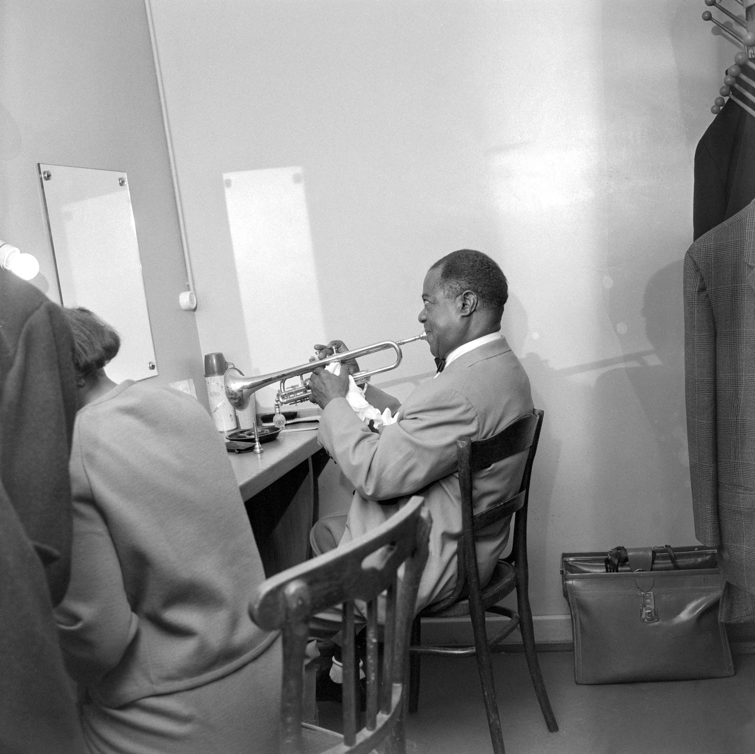 رجل يعزف في بوق أمام مرآة