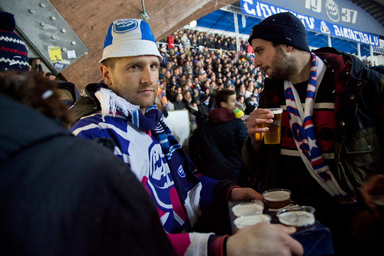 Um torcedores com cervejas compradas durante a pausa.