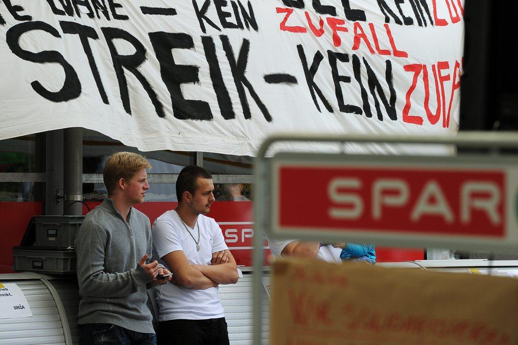 2013年6月，阿尔高州Dättwil的十几名零售商Spar的员工，罢工反对糟糕的工作待遇。