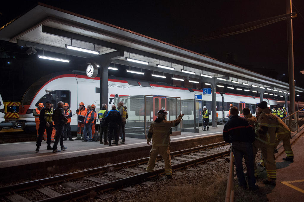 Soccorritori salgono sul tetto di un treno TiLO a Balerna. Un mirgante 20enne vi è rimasto folgorato.