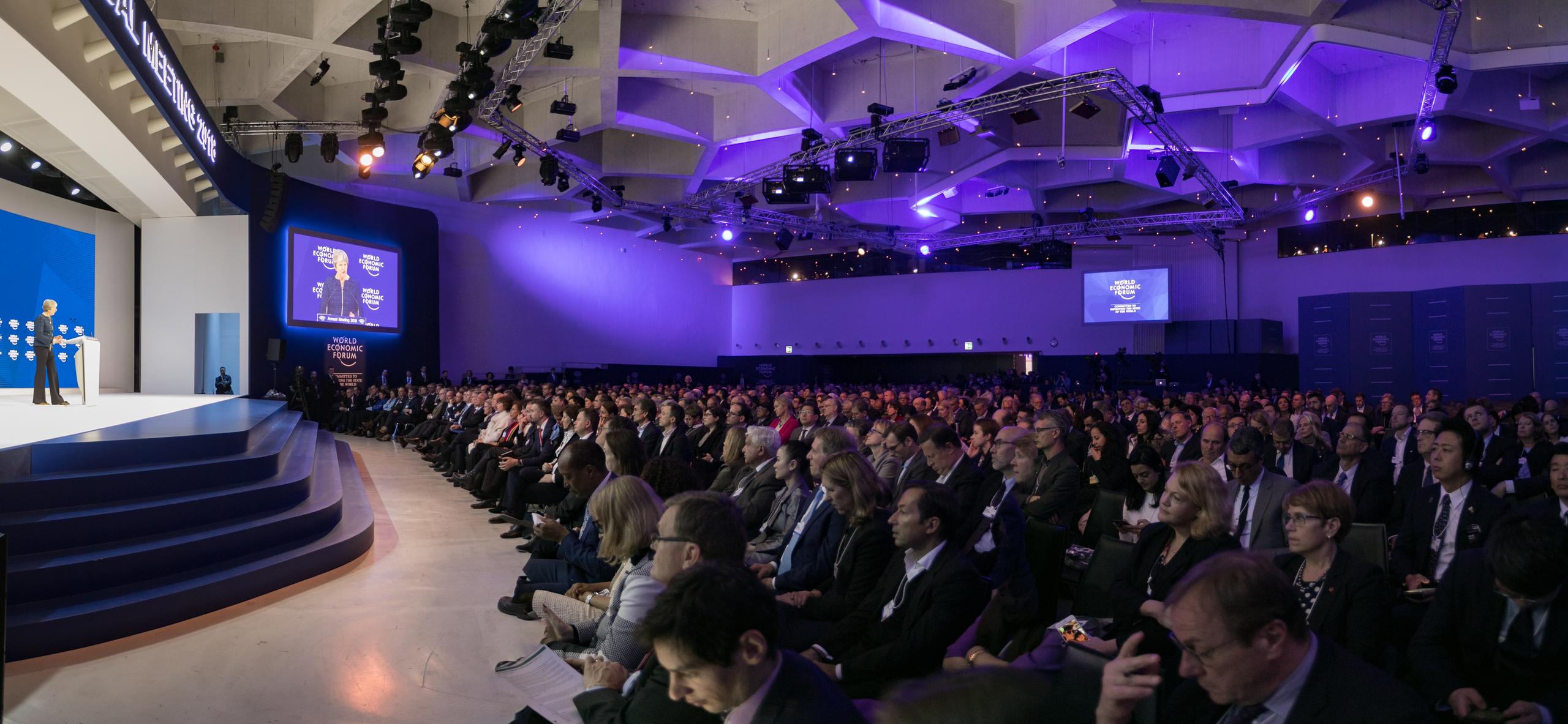 Theresa May ante un auditorio repleto en Davos