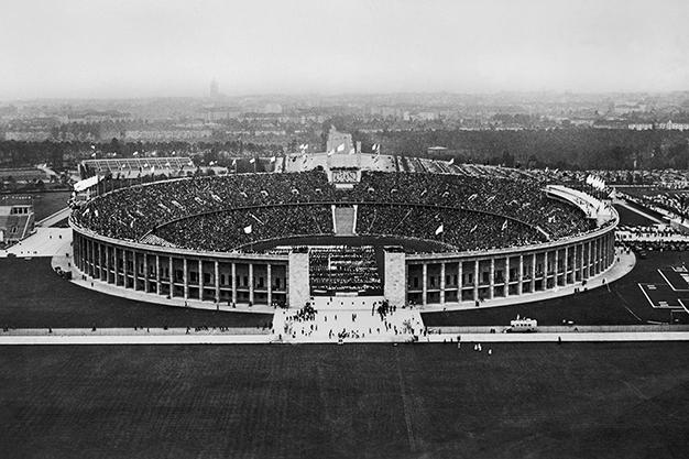 Schwarz-weiss-Aufnahme eines Sportstadions.