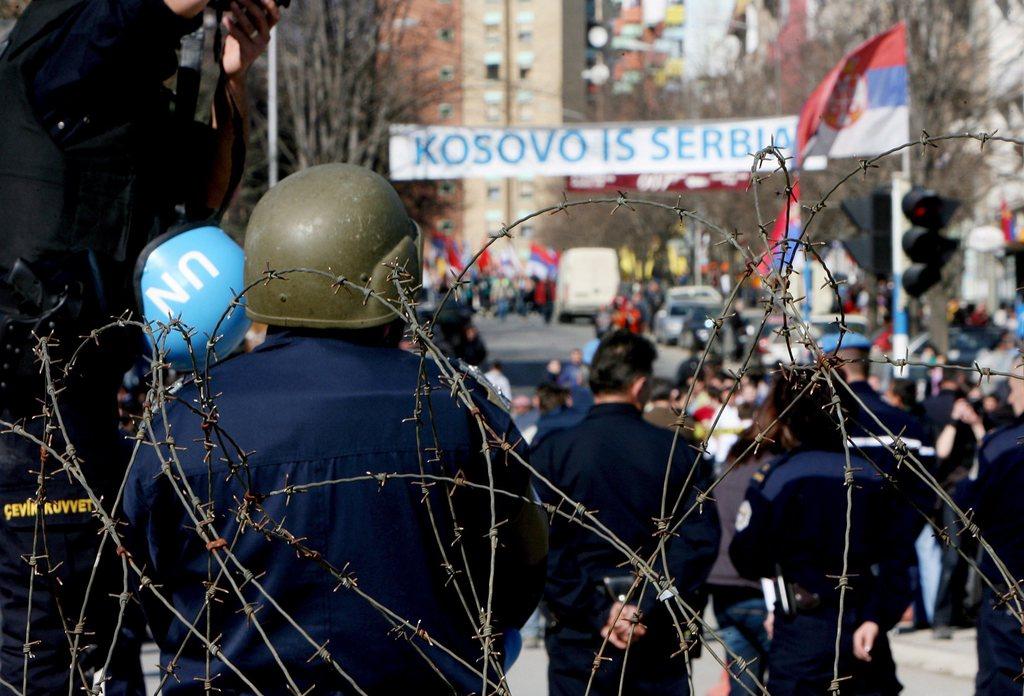 Febrero de 2008; serbios de Mitrovica protestan contra la independencia de Kosovo.