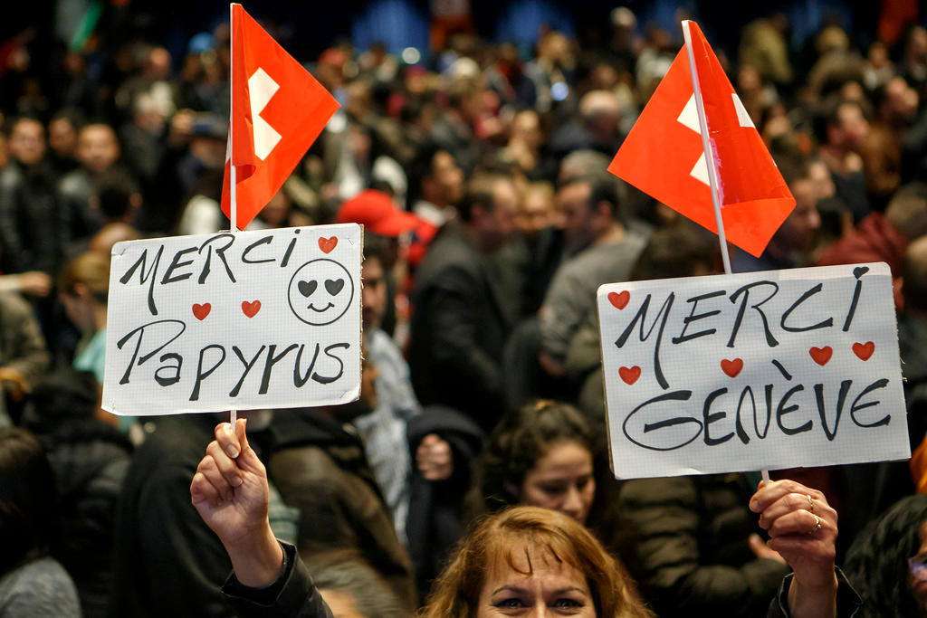 Women holding Swiss flags and thank-you banners