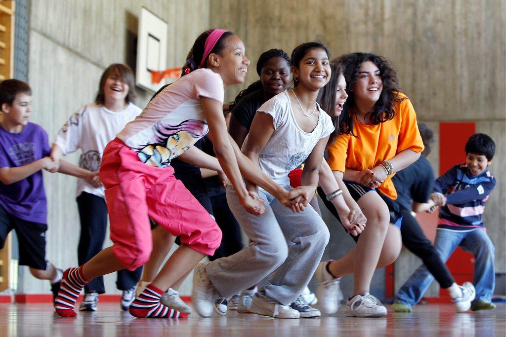 Alunos brincando no ginásio