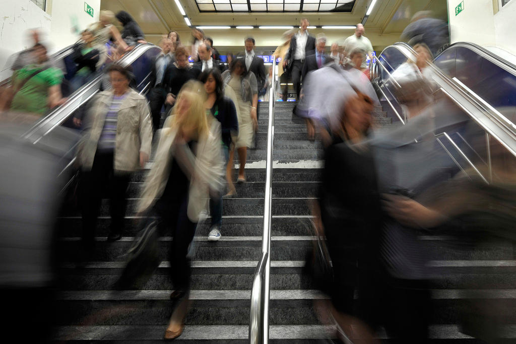 Trabalhadores chegando na estação ferroviária de Cornavin, em Genebra, uma das mais movimentadas do país.