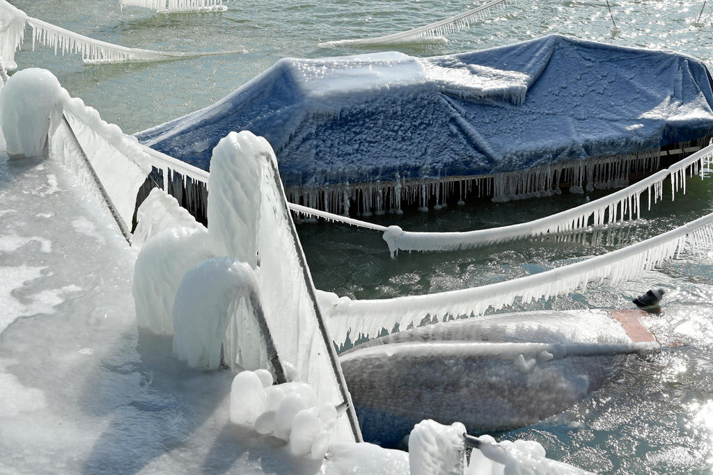 Formas en hielo en el puerto de Romanshorn en el lago de Constanza.