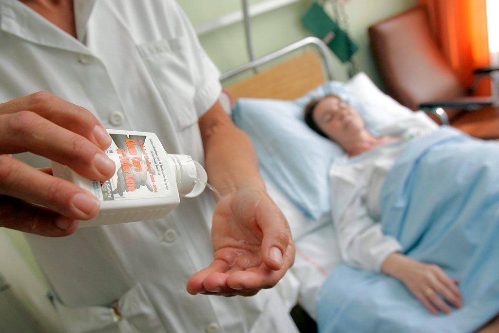 Una enfermera se desinfecta las manos