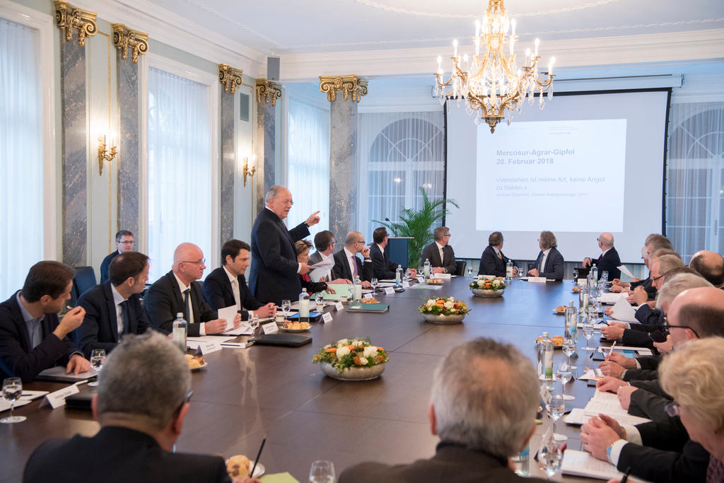 Reunión del ministro suizo de Economía Johann Schneider-Ammann y representante de organizaciones económicas.