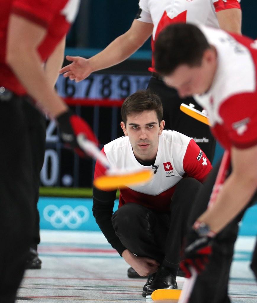 Curler Peter De Cruz in action