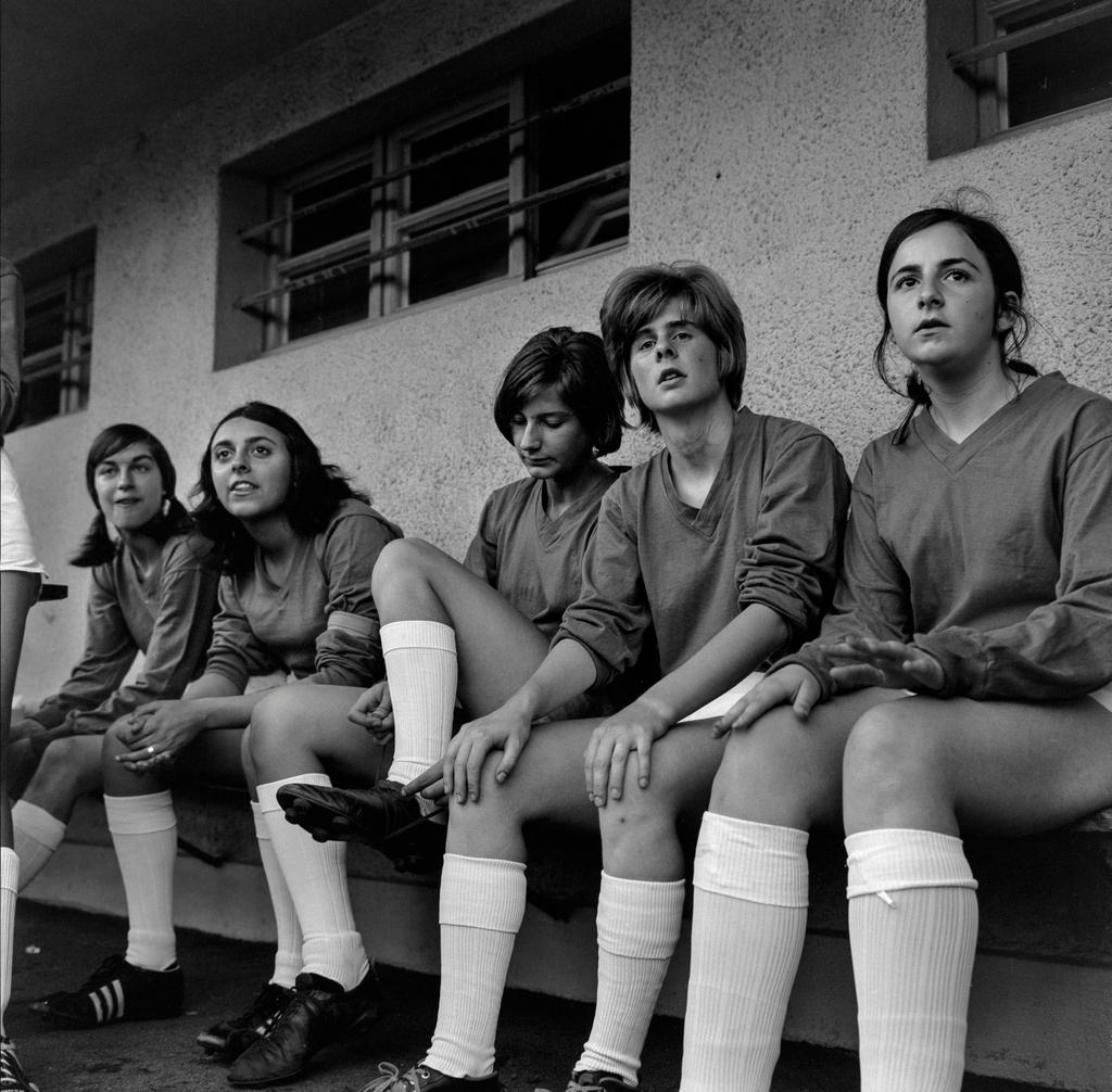 Jugadoras esperan en la banca.