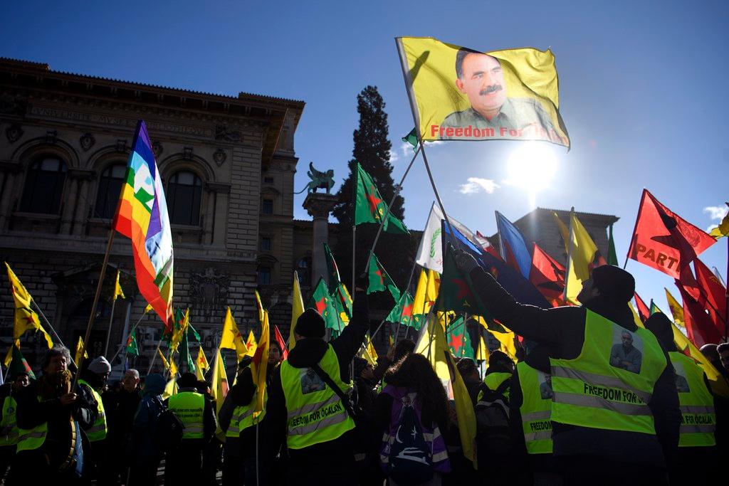متظاهرون أكراد يلوحون بأعلام في لوزان
