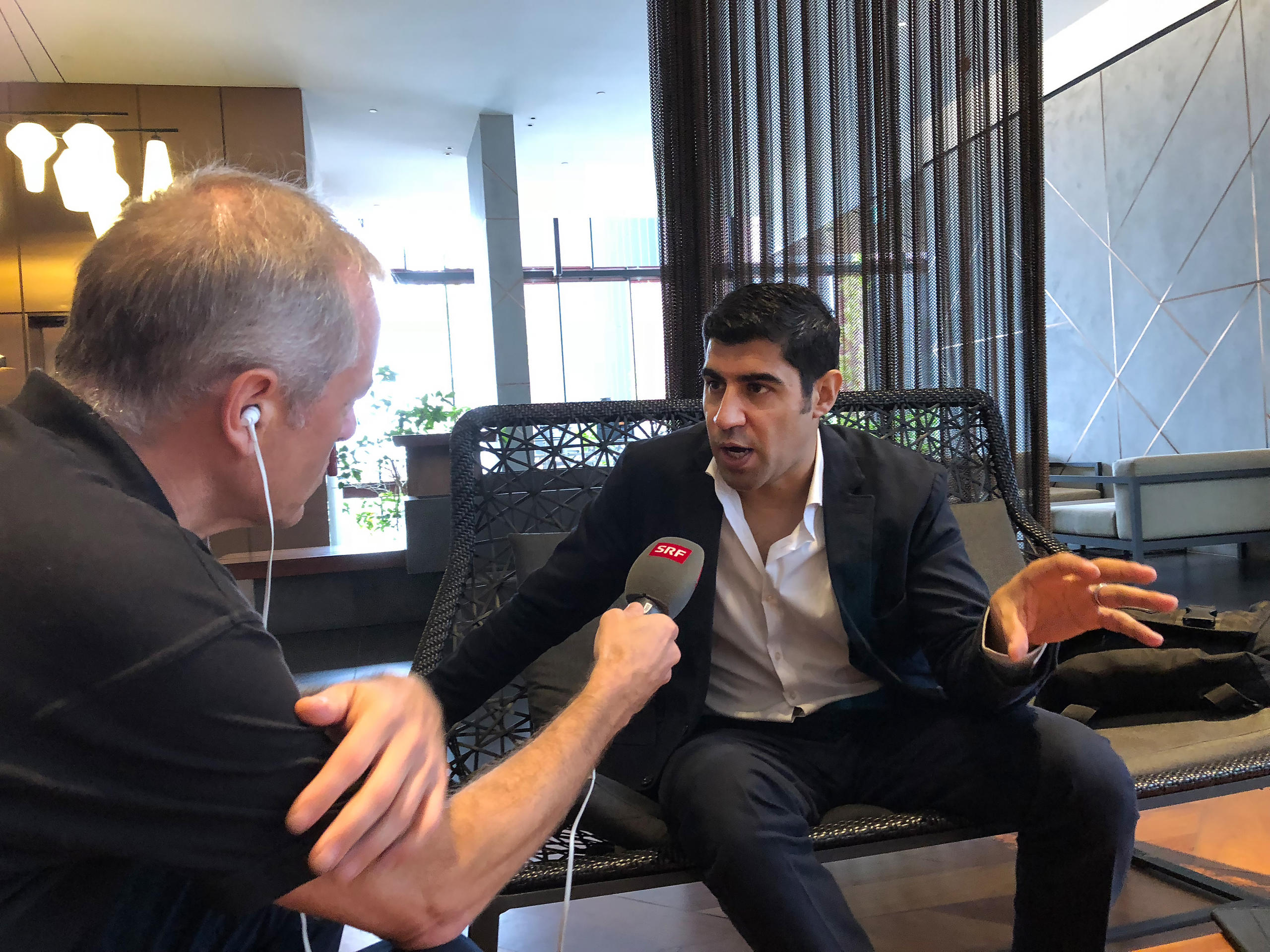 Parag Khanna beim Interview mit Bruno Kaufmann, Demokratie-Korrenspondent von swissinfo.ch