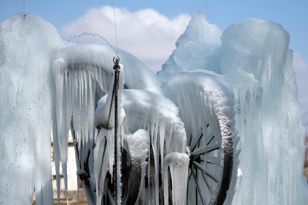 Jo Siffert Skulptur mit Eis bedeckt