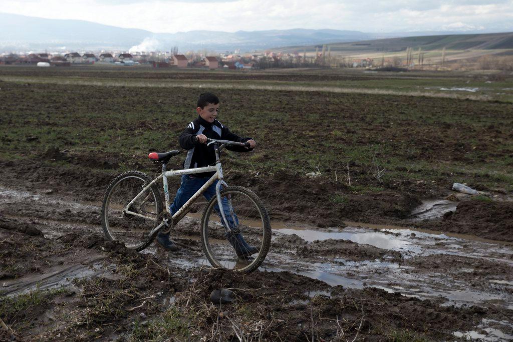 Bub mit Fahrrad