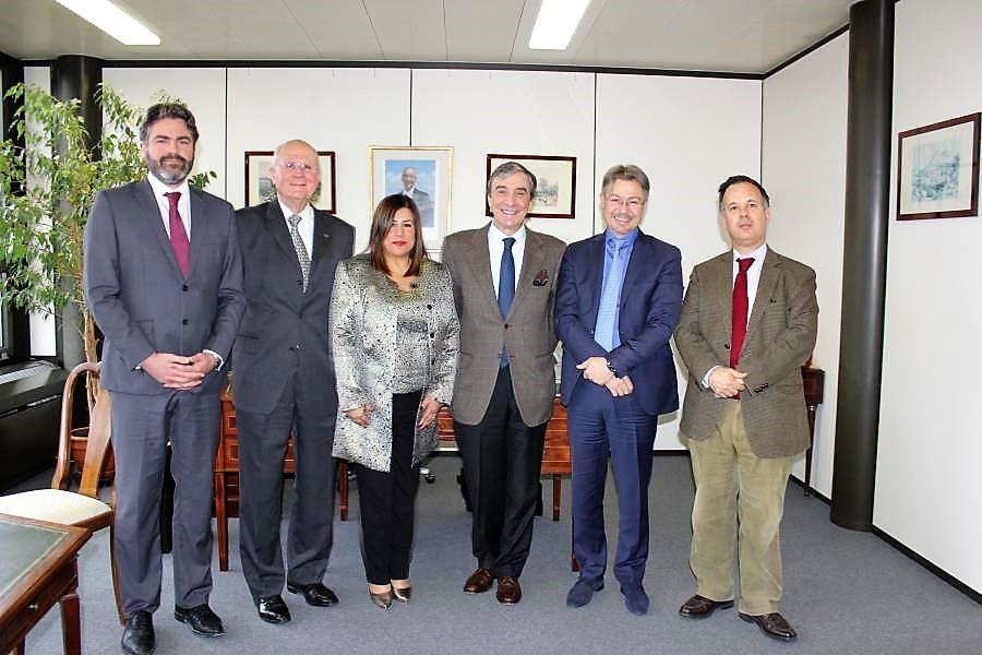 Grupo de homens e uma mulher posando