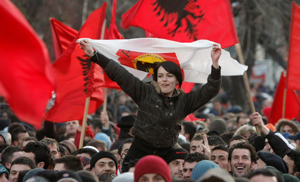 Frau mit Fahne im Kosovo