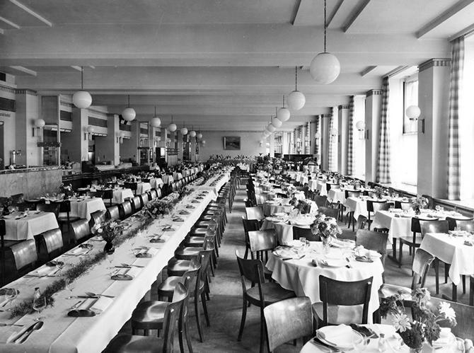 Празднично накрытые столы в обеденном зале Старой биржи в 1930-е годы.