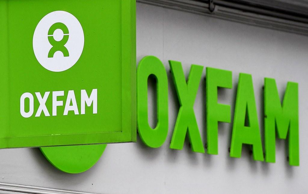 Logo da agência Oxfam na entrada de uma loja em Londres, 14 de fevereiro de 2018.