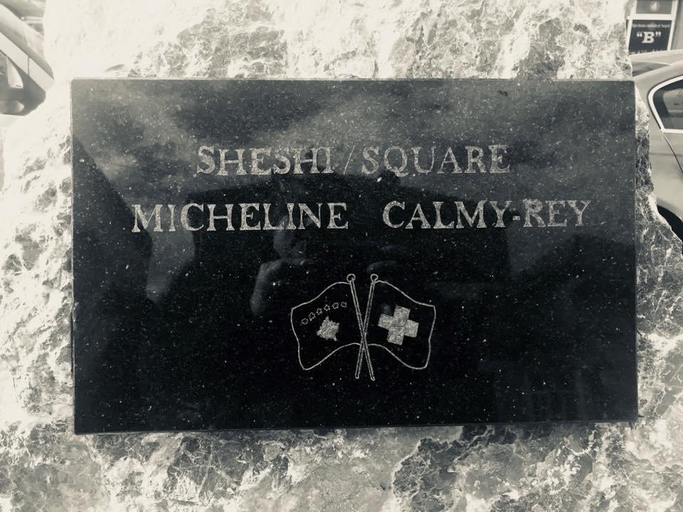 Placa en honor de Calmy-Rey en Viti, Kosovo