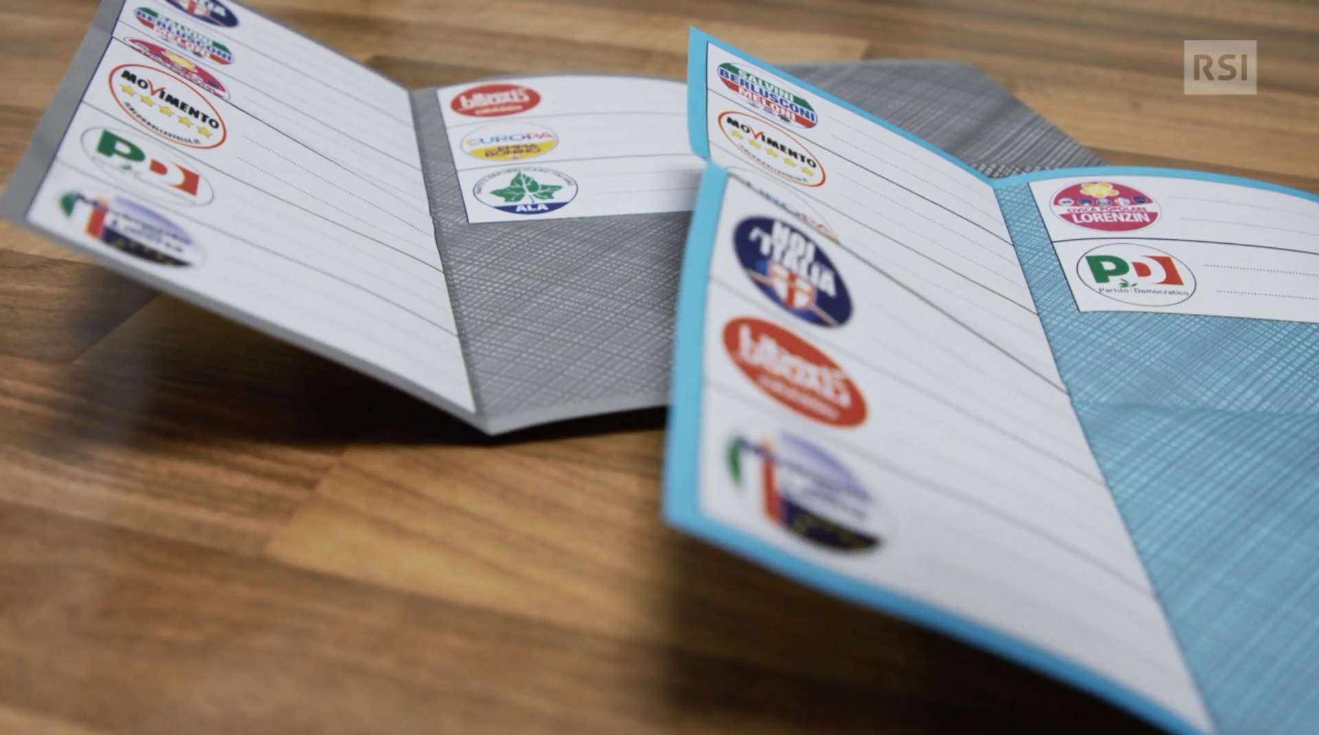 Le schede di voto degli italiani all estero (Europa) dispiegate su una scrivania