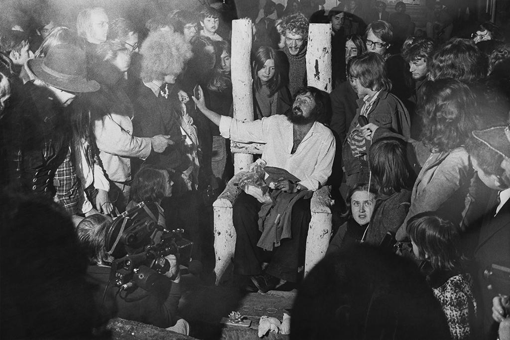 Harald Szeemann at the center of documenta 5, 1972