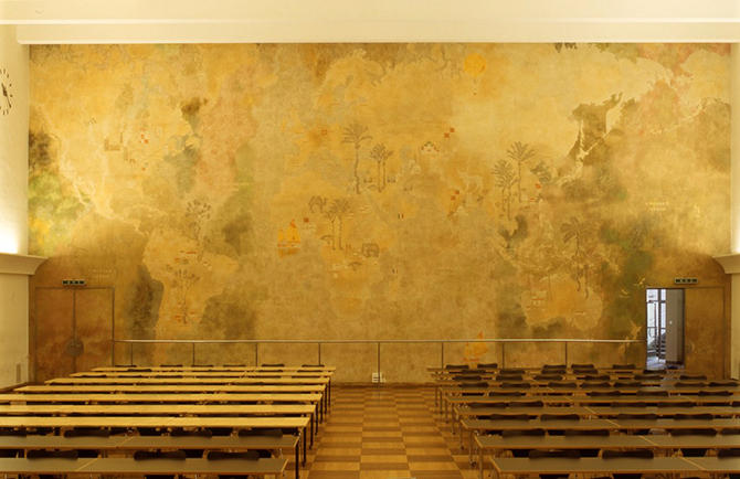 второй этаж, желтая фреска с изображением карты мира