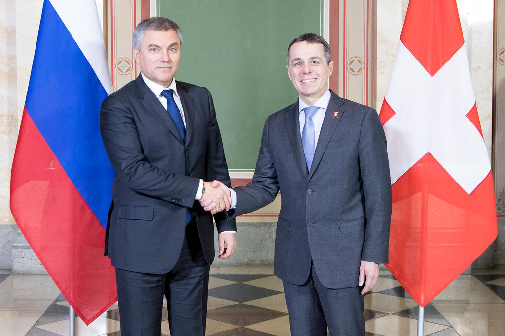 il presidente della Duma Volodin e il ministro degli esteri svizzero cassis si stringono la mano