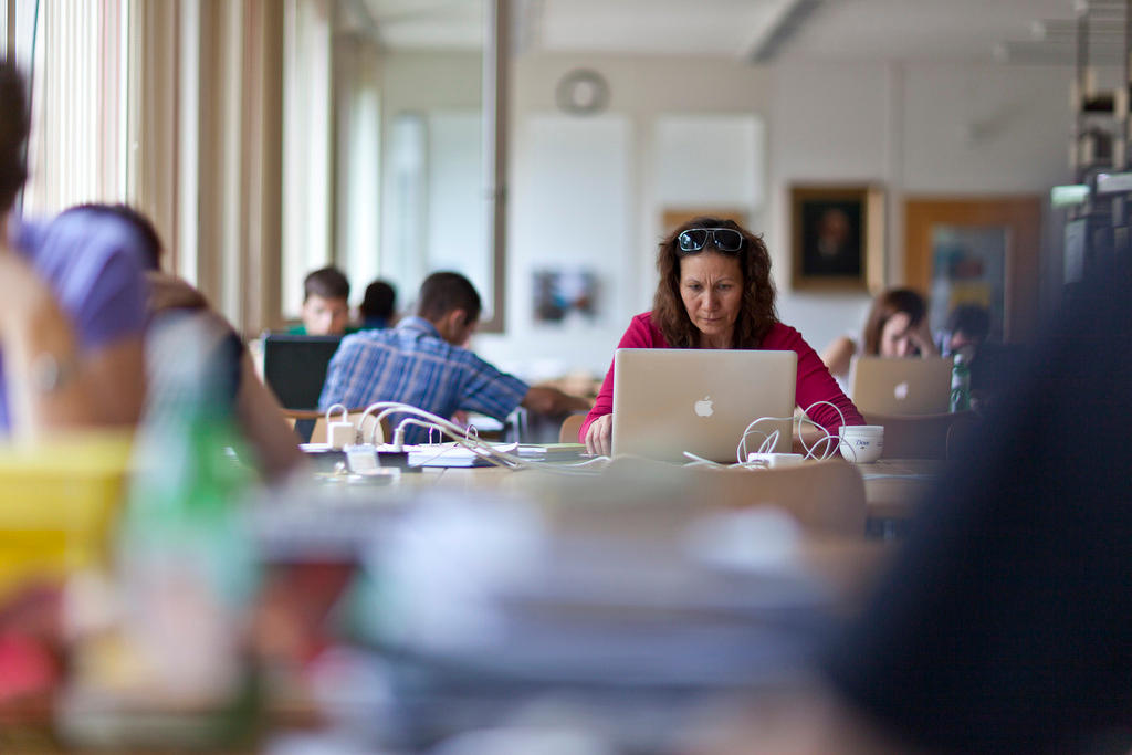 Farida Nosha étudie maintenant à l Université suisse de Fribourg.